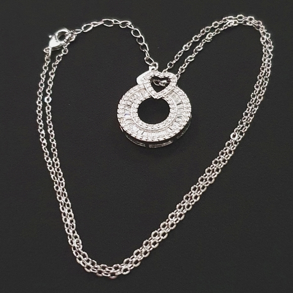 ❤New Silver Heart Round Pendant Necklace - Picture 2 of 2